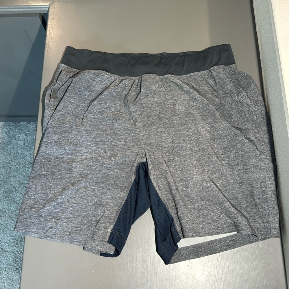 Lululemon Shorts Mens M Gray Casual Athletic Running Workout Shorts Pockets